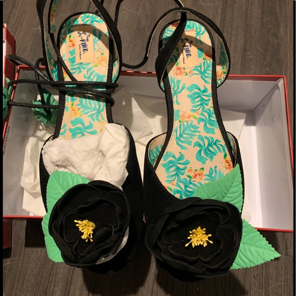 Miss L fire rosette ankle toe flats 9 1/2